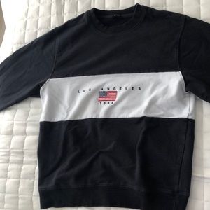 i’m selling a brandy melville sweatshirt!!🖤🖤